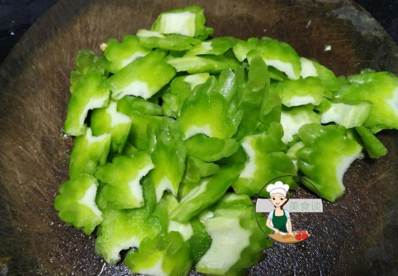 Khi xào mướp đắng đừng cho thẳng vào chảo thêm bước này món ăn vừa giòn lại bớt đắng - 1