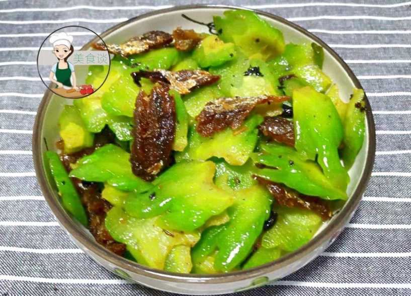 Khi xào mướp đắng đừng cho thẳng vào chảo thêm bước này món ăn vừa giòn lại bớt đắng - 3