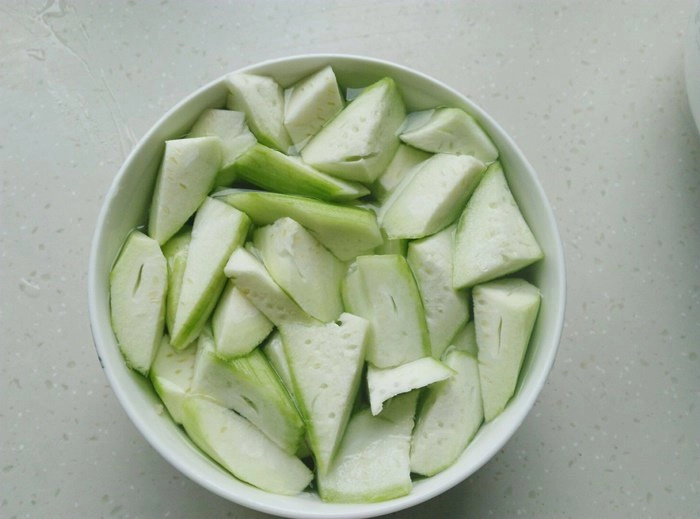 Khi xào mướp thêm một bước này món ăn không bao giờ bị thâm đen - 1