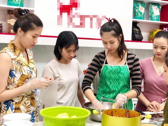 Khởi nghiệp từ bán xúc xích 3 năm sau 9x có nhà xe hơi là bà chủ chuỗi cửa hàng - 2