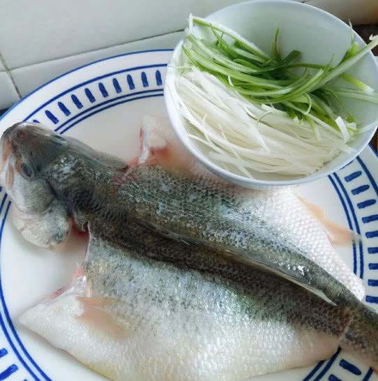 Làm cá hấp thường cho gia vị này vào mà chị em không biết mình khiến món ăn mất ngon - 1