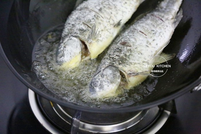 Làm đủ 3 bước này dù rán cá chảo gì cũng vàng giòn không nát da mẹ chồng khâm phục - 2