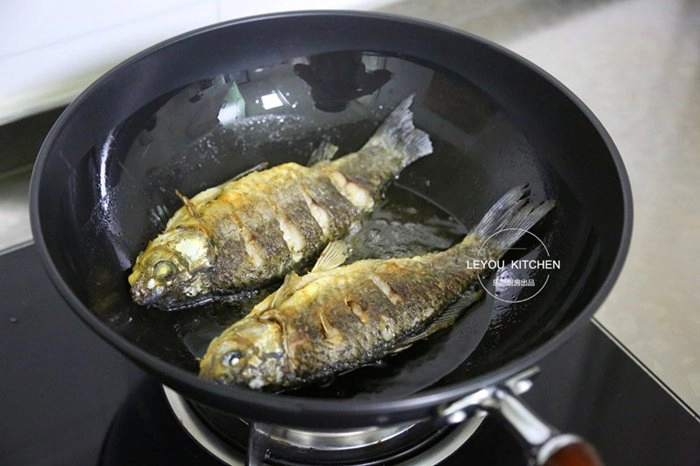 Làm đủ 3 bước này dù rán cá chảo gì cũng vàng giòn không nát da mẹ chồng khâm phục - 3