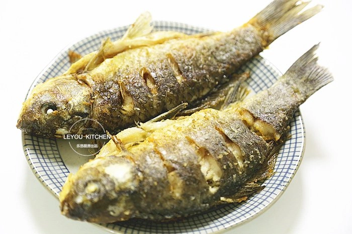 Làm đủ 3 bước này dù rán cá chảo gì cũng vàng giòn không nát da mẹ chồng khâm phục - 4
