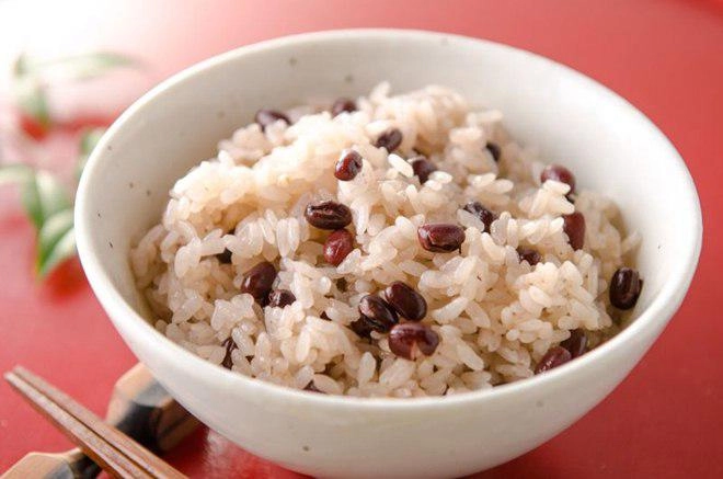 Lê thúy nấu cơm có màu lạ khiến ai cũng thắc mắc hóa ra là do đổ thứ này vào - 6