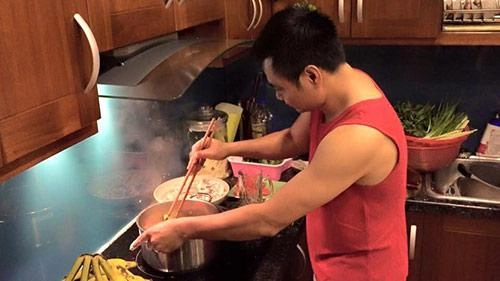 Lên chầu oai nghiêm không ngờ ngoài đời táo giao thông tự long rất khéo nấu ăn chiều vợ hai - 4