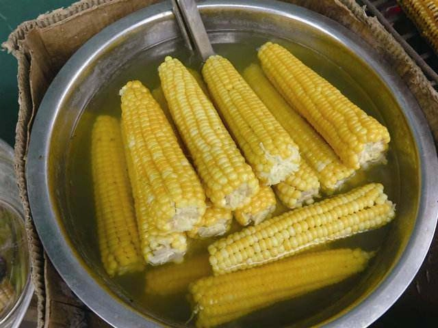 Luộc ngô bằng nước nóng hay lạnh ngay từ đầu mới ngon và đây là cách làm của đầu bếp - 3