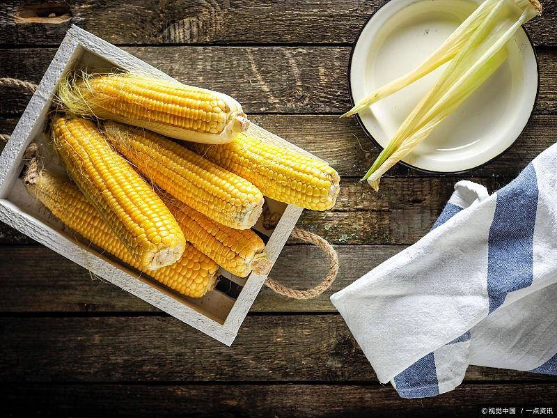 Luộc ngô chỉ cần bỏ thêm 2 nguyên liệu này vào nồi ngô vừa ngọt lại mềm ít người biết - 1