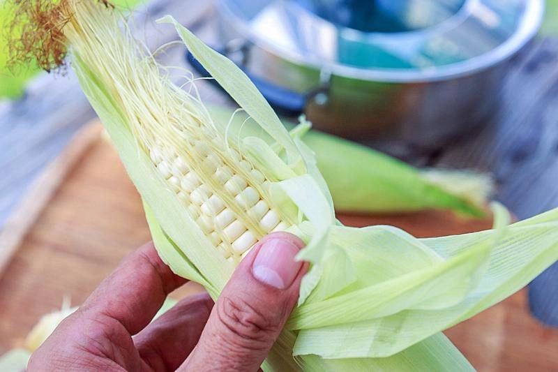 Luộc ngô chỉ cần bỏ thêm 2 nguyên liệu này vào nồi ngô vừa ngọt lại mềm ít người biết - 2