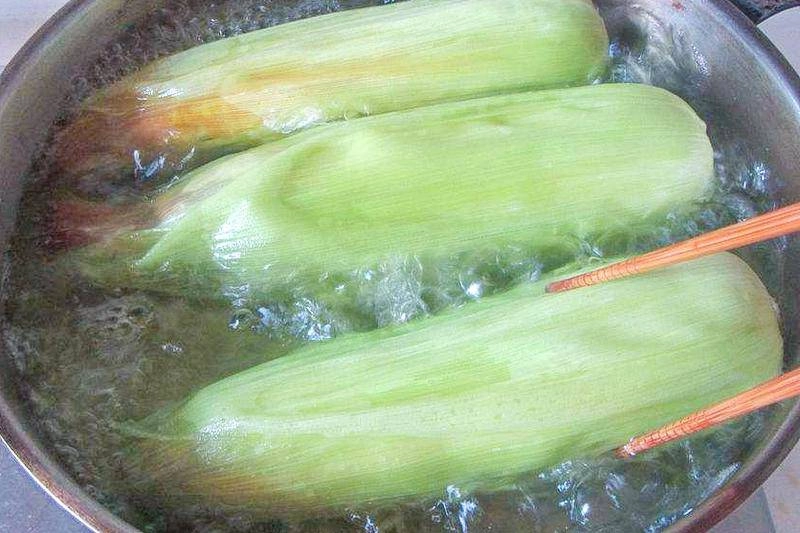 Luộc ngô chỉ cần bỏ thêm 2 nguyên liệu này vào nồi ngô vừa ngọt lại mềm ít người biết - 3