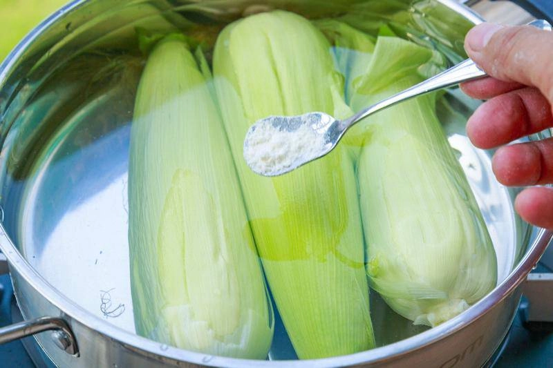 Luộc ngô chỉ cần bỏ thêm 2 nguyên liệu này vào nồi ngô vừa ngọt lại mềm ít người biết - 4
