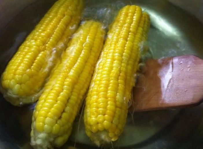 Luộc ngô đâu chỉ cho nước thêm một nguyên liệu này ngô sẽ ngọt ngon hơn nhiều - 2