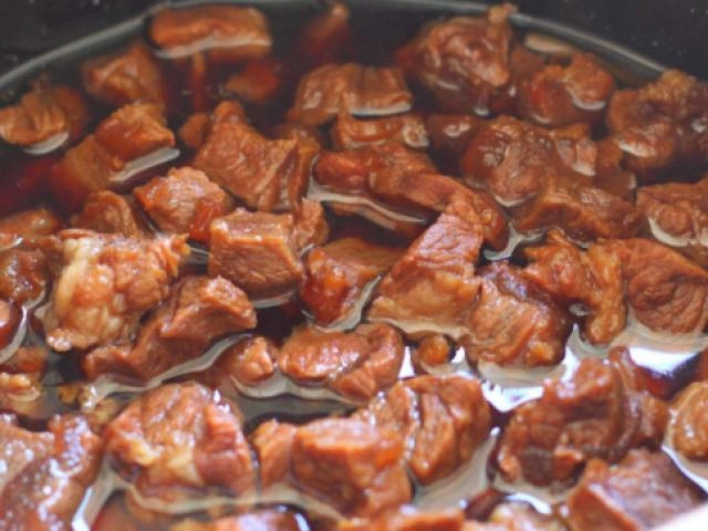 Luộc thịt lợn dùng nước nóng hay lạnh nếu dùng sai thịt vừa khô vừa không thơm - 3