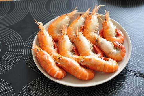 Luộc tôm chỉ vì quên điều này tôm bị dai khô không ngon - 1