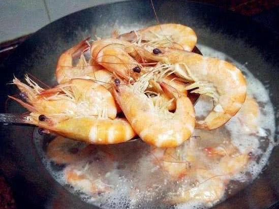 Luộc tôm chỉ vì quên điều này tôm bị dai khô không ngon - 2