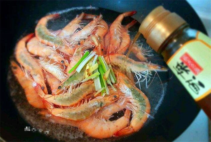 Luộc tôm với nước sôi hay lạnh thì ngon thêm một bước này tôm hấp dẫn hơn cả hàng quán - 1