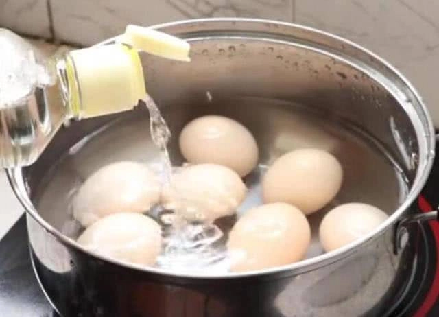 Luộc trứng rất kỵ hành động này nhiều người không biết bảo sao ăn vào hại sức khỏe - 2