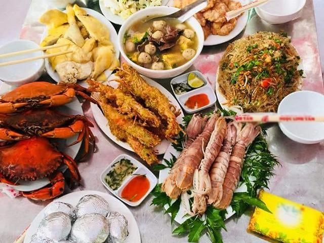 Mặc kệ tai nạn phải ngồi xe lăn vợ trẻ vẫn vào bếp nấu những mâm cơm tươm tất - 14