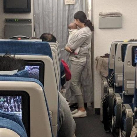 Mẹ bỉm sữa ôm con đi dọc máy bay để gửi thư đọc nội dung ai cũng giật mình - 1