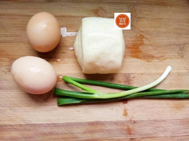 Mẹ chồng mắng mỏ vì con dâu chiên trứng với bánh bao nào ngờ ăn xong lại đòi ăn nữa - 1