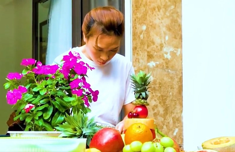 Mùa vu lan mỹ tâm bất ngờ xắn tay vào bếp làm bánh hoa quả tặng bố mẹ - 3