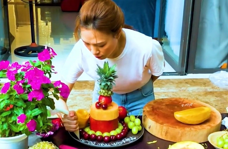Mùa vu lan mỹ tâm bất ngờ xắn tay vào bếp làm bánh hoa quả tặng bố mẹ - 4