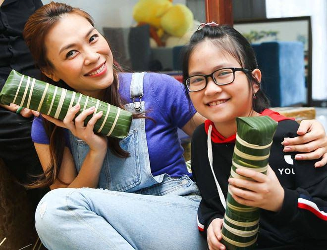 Mùa vu lan mỹ tâm bất ngờ xắn tay vào bếp làm bánh hoa quả tặng bố mẹ - 5