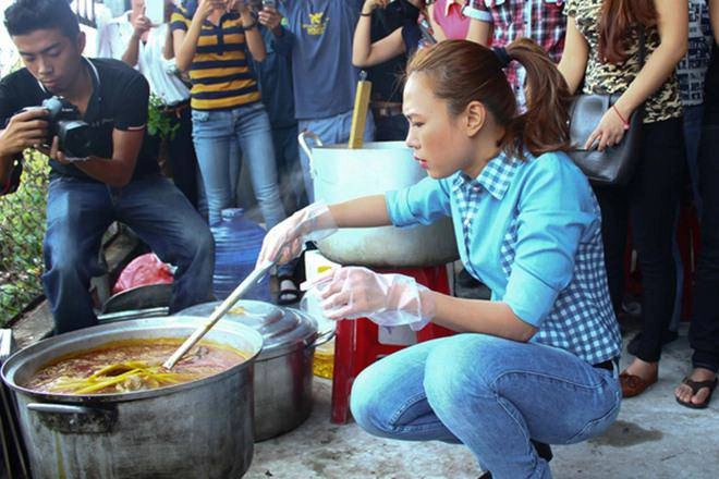 Mùa vu lan mỹ tâm bất ngờ xắn tay vào bếp làm bánh hoa quả tặng bố mẹ - 6