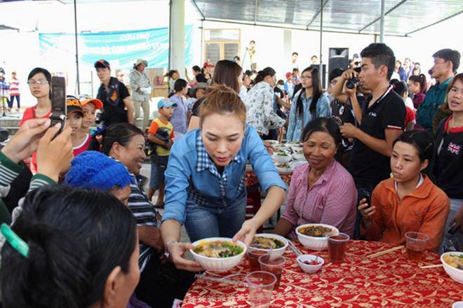 Mùa vu lan mỹ tâm bất ngờ xắn tay vào bếp làm bánh hoa quả tặng bố mẹ - 7