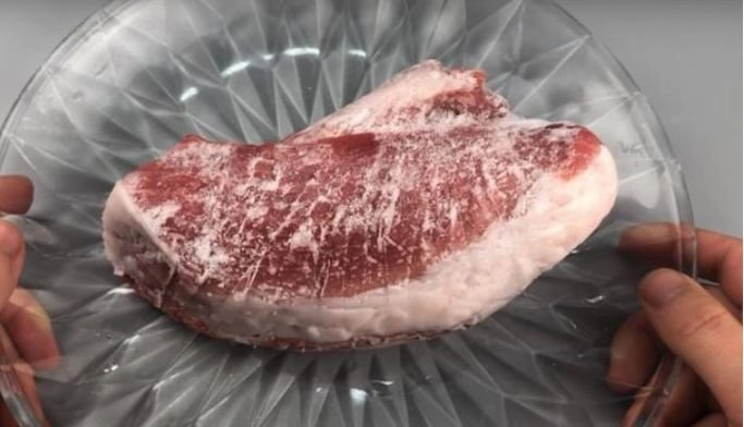 Ngâm nước trực tiếp để rã đông làm thịt nhạt làm theo cách này thịt luôn tươi ngon - 2