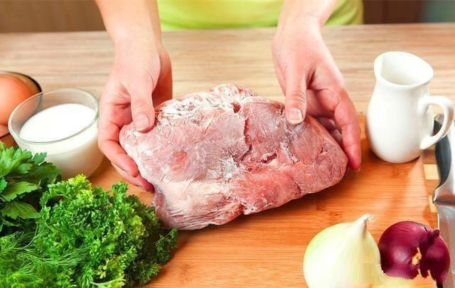 Ngâm nước trực tiếp để rã đông làm thịt nhạt làm theo cách này thịt luôn tươi ngon - 3