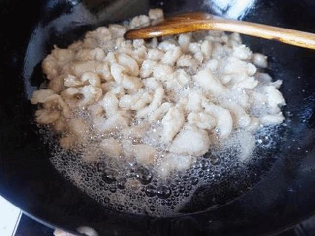 Ngâm thịt bò 10 phút với nước này đảm bảo khi xào chẳng còn dai và khô - 5