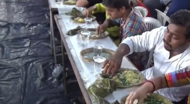 Người ấn ăn thức ăn bằng tay không vậy gặp lẩu thì họ ăn như thế nào - 1