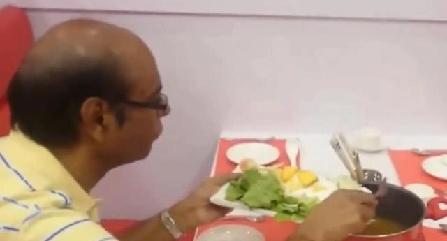 Người ấn ăn thức ăn bằng tay không vậy gặp lẩu thì họ ăn như thế nào - 3