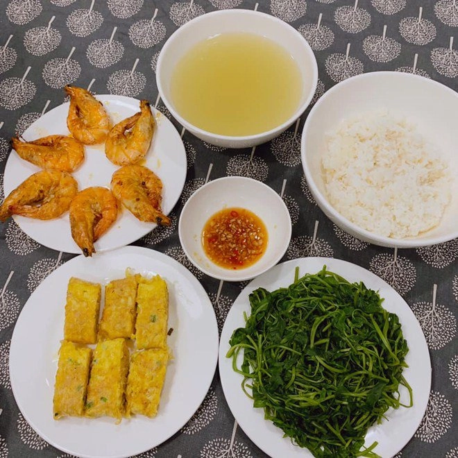 Người đẹp cao 1m83 đã quyến rũ lại còn nấu cơm ngon khiến trăm người khen ngợi - 4