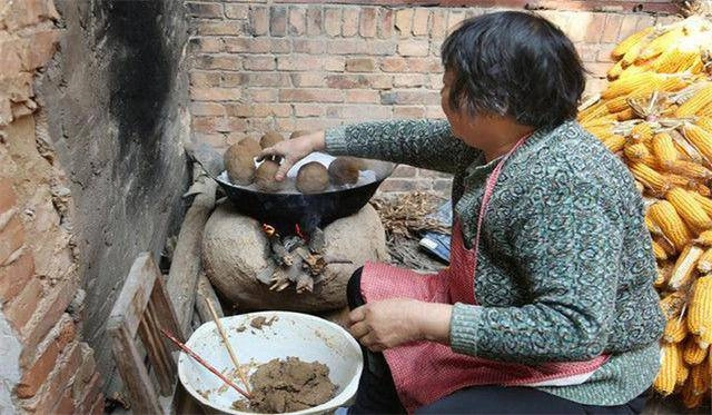 Nhìn cứ như đất sét nướng không ngờ khi chín lại trở thành món ngon xuất sắc - 1