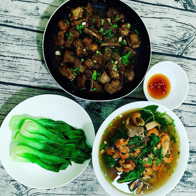 Nữ ca sĩ nóng bỏng lấy chồng xong bỗng biết nấu ăn mẹ cô lại lo cho con rể vì - 4