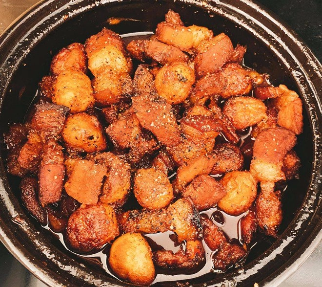 Nữ ca sĩ nóng bỏng lấy chồng xong bỗng biết nấu ăn mẹ cô lại lo cho con rể vì - 8