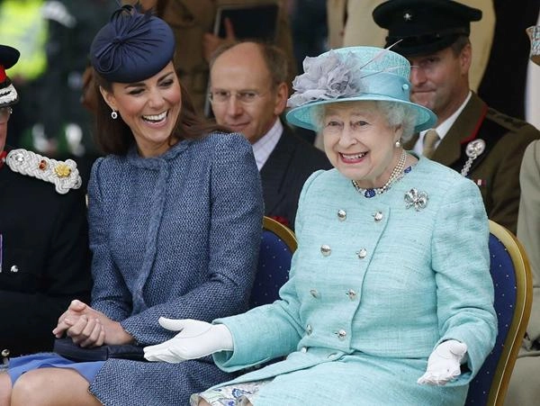 Nữ hoàng elizabeth và cháu dâu kate nuôi dạy con vô cùng khác biệt nhưng ai cũng phải kính nể - 1