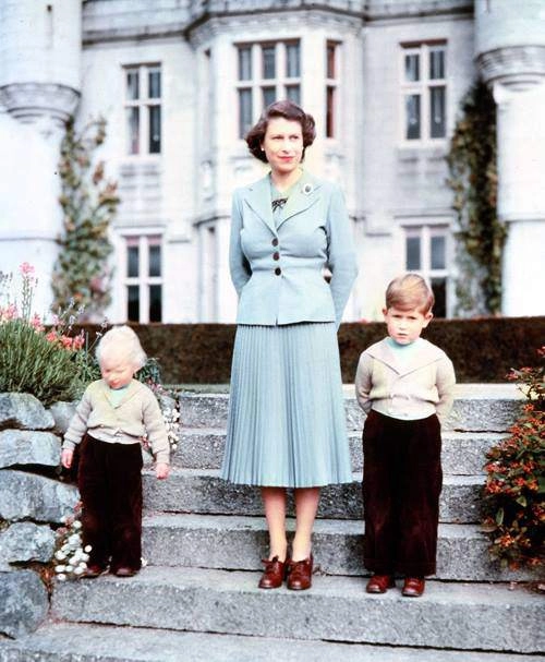 Nữ hoàng elizabeth và cháu dâu kate nuôi dạy con vô cùng khác biệt nhưng ai cũng phải kính nể - 3