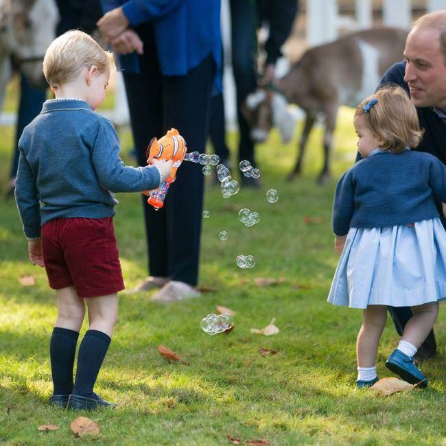 Nữ hoàng elizabeth và cháu dâu kate nuôi dạy con vô cùng khác biệt nhưng ai cũng phải kính nể - 9