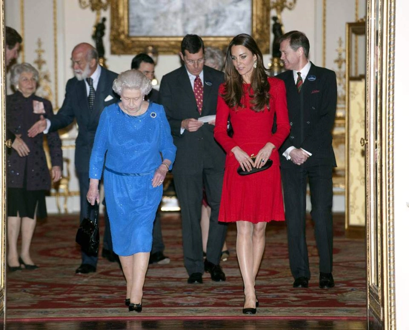 Nữ hoàng elizabeth và cháu dâu kate nuôi dạy con vô cùng khác biệt nhưng ai cũng phải kính nể - 11