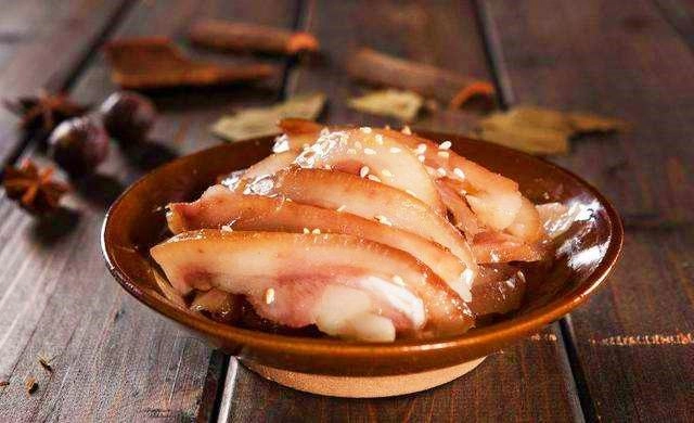 Om thịt lợn đừng chỉ thêm nước hàng thêm thứ này vào màu thịt bắt mắt hơn nhiều - 2