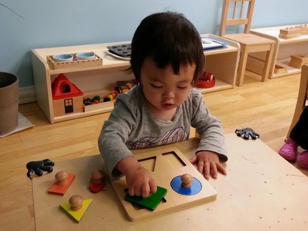 Phương pháp montessori dạy trẻ 2-6 tuổi biết làm mọi việc từ rất sớm - 1