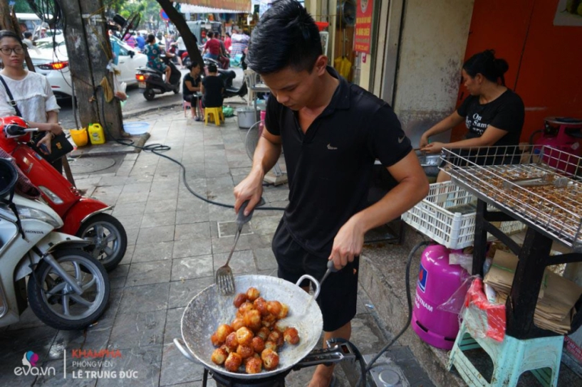 Quán bánh rán mật 20 năm khiến vợ chồng ca sĩ đăng khôi phải ghé qua mỗi khi ra hn - 14