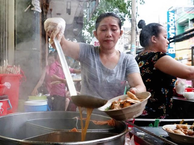 Nhà hàng gây tranh cãi khi cho thứ bột trắng và tiền giả lên trên món ăn - 5
