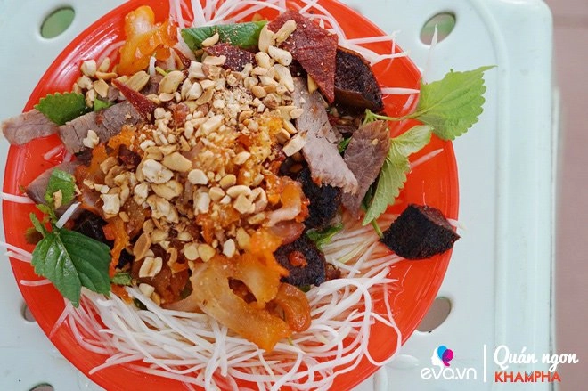 Quán nộm bò khô phố cổ 70 tuổi đông không có chỗ ngồi ngày bán hơn 200kg nguyên liệu - 4