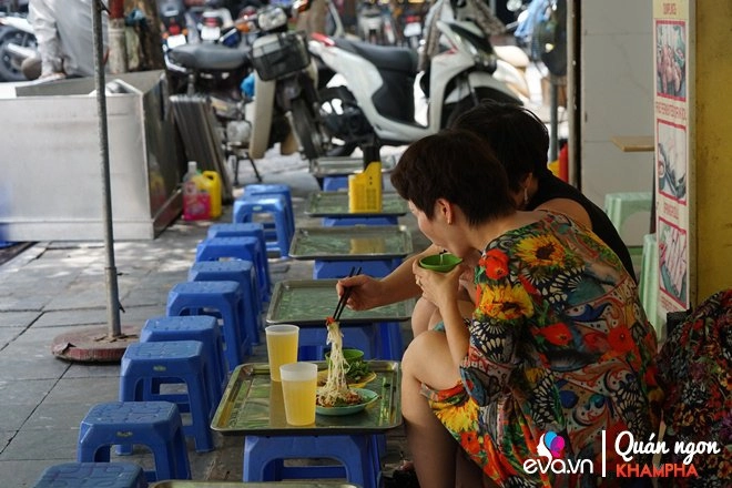 Quán nộm bò khô phố cổ 70 tuổi đông không có chỗ ngồi ngày bán hơn 200kg nguyên liệu - 10