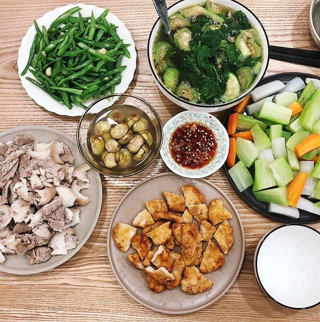 Ra ngoài là bà chủ giỏi giang về nhà 8x thành vợ đảm nấu cơm bữa nào chất bữa đó - 2