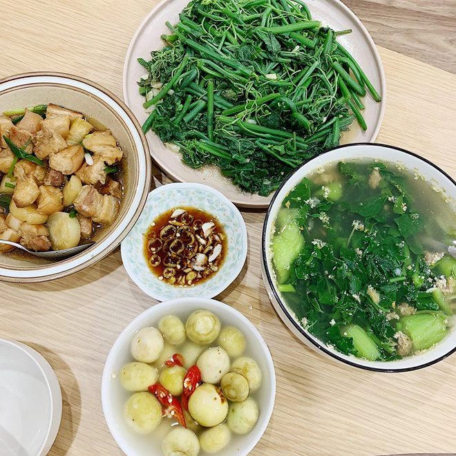 Ra ngoài là bà chủ giỏi giang về nhà 8x thành vợ đảm nấu cơm bữa nào chất bữa đó - 4